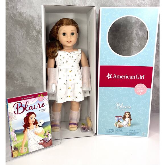 NEW American Girl Of Year BLAIRE DOLL In Meet Outfit Bracelet Hair Flower BOX - Picture 4 of 12
